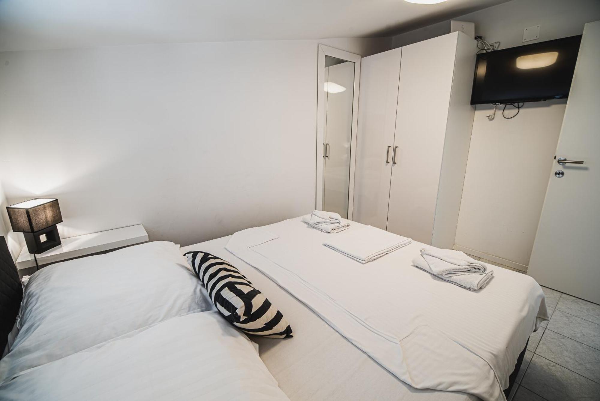 Downtown Park Apartments With Balcony ヴォディツェ 部屋 写真