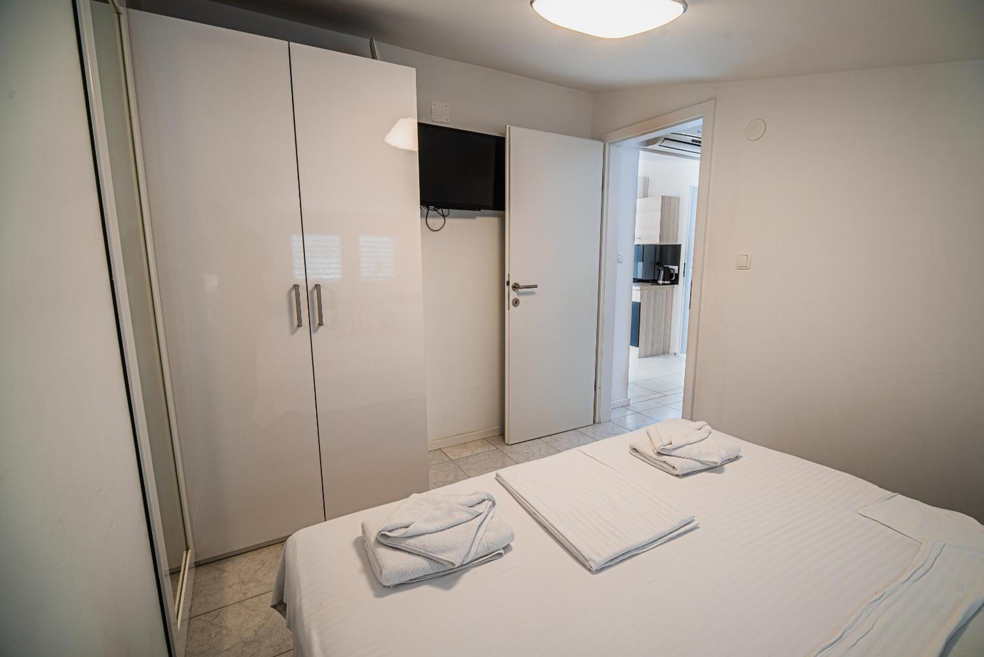 Downtown Park Apartments With Balcony ヴォディツェ 部屋 写真