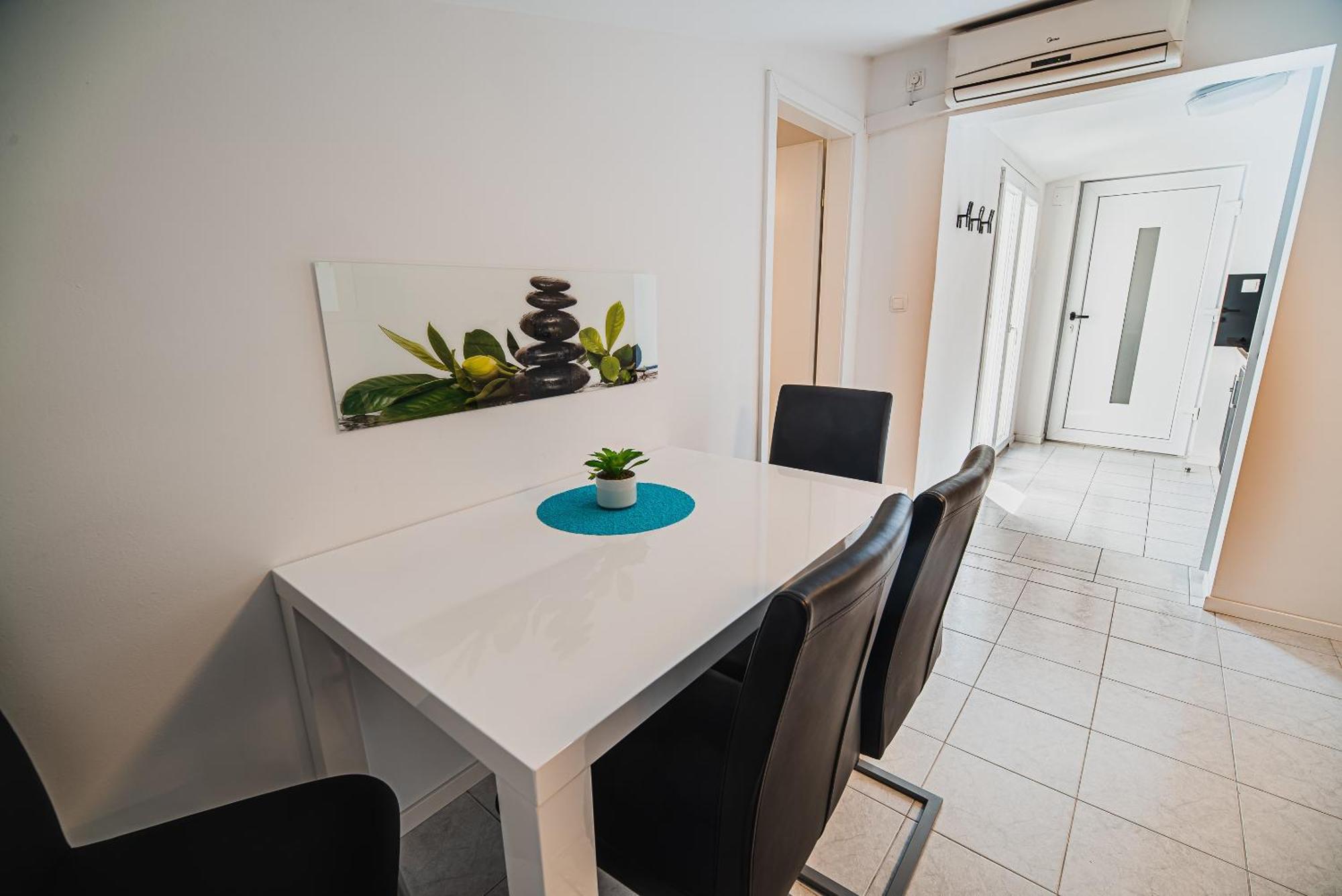 Downtown Park Apartments With Balcony ヴォディツェ 部屋 写真
