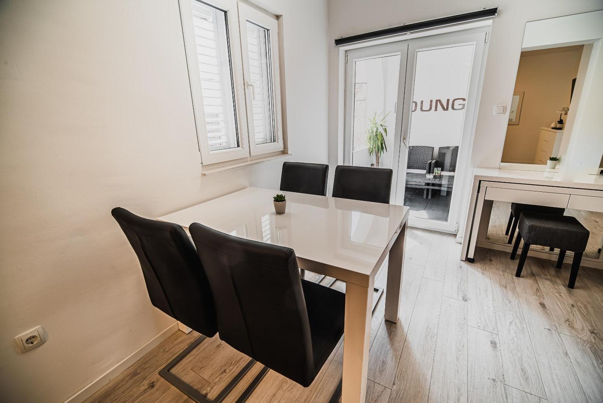 Downtown Park Apartments With Balcony ヴォディツェ 部屋 写真